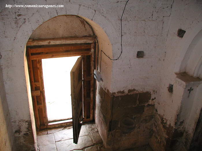 ATRIO BAJO TORRE. PUERTA DE ACCESO AL MISMO. A DERECHA, PUERTA DEL TEMPLO